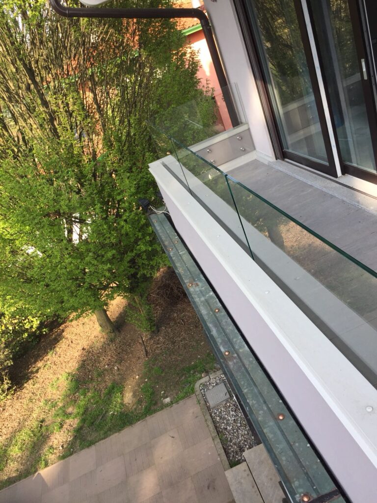 vista esterna parapetto balcone in vetro