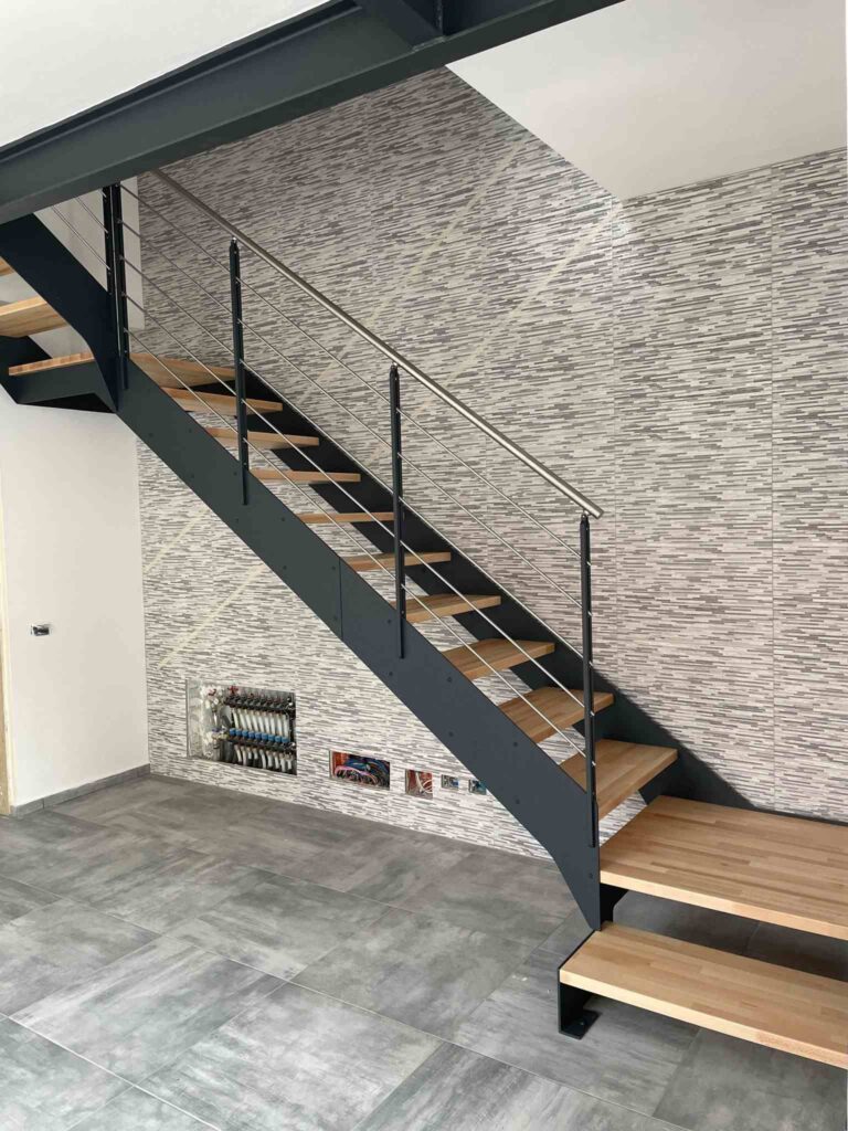 scala taglio laser a fascioni gradini in rovere ringhiera fissata a cavaliere